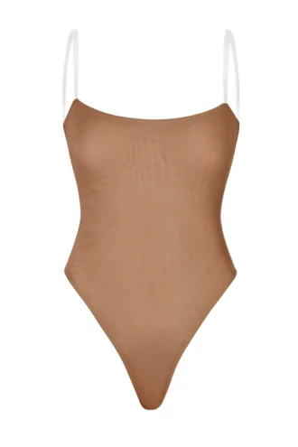 Body tanga de malla suave con tirantes invisibles de Intimates en color miel