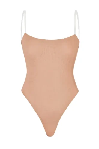 Body tanga de malla suave con tirantes invisibles de Intimates en melocotón cálido