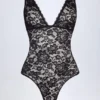 Body Zayla de encaje transparente con escote pronunciado y flecos en negro