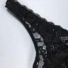 Body Zayla de encaje transparente con escote pronunciado y flecos en negro