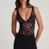 Body Zayla de encaje transparente con escote pronunciado y flecos en negro
