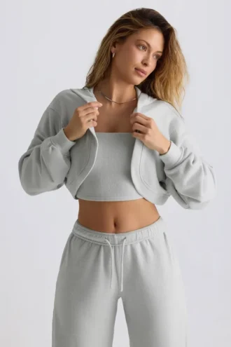 Bolero corto con capucha de jersey cepillado en gris niebla