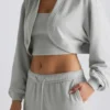 Bolero corto con capucha de jersey cepillado en gris niebla