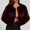 Bolero corto de pelo sintético Almerinda en color vino