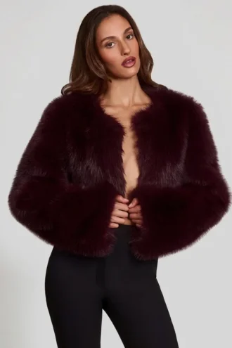 Bolero corto de pelo sintético Almerinda en color vino