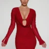 Bonito vestido corto de manga larga con escote pronunciado en rojo