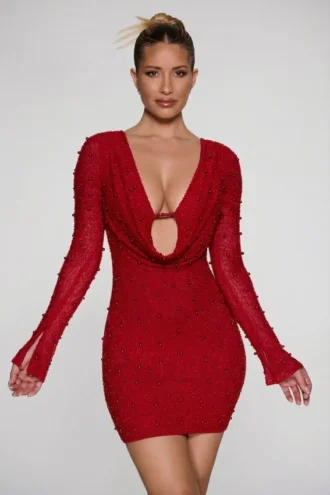 Bonito vestido corto de manga larga con escote pronunciado en rojo