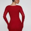 Bonito vestido corto de manga larga con escote pronunciado en rojo