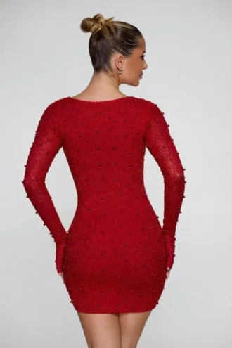 Bonito vestido corto de manga larga con escote pronunciado en rojo