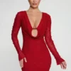Bonito vestido corto de manga larga con escote pronunciado en rojo