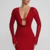 Bonito vestido corto de manga larga con escote pronunciado en rojo