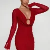 Bonito vestido corto de manga larga con escote pronunciado en rojo
