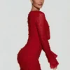 Bonito vestido corto de manga larga con escote pronunciado en rojo