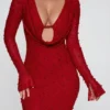 Bonito vestido corto de manga larga con escote pronunciado en rojo