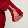 Bonito vestido corto de manga larga con escote pronunciado en rojo