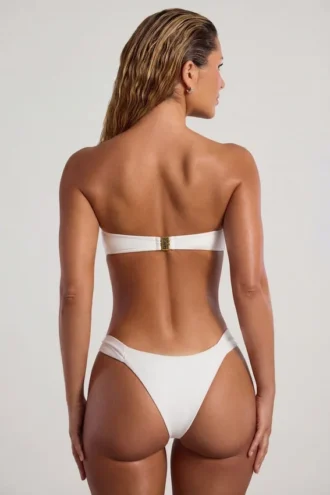 Braguitas de bikini «cheeky» con tirantes anchos y adornos de abalorios Maui en color marfil