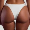 Braguitas de bikini «cheeky» con tirantes anchos y adornos de abalorios Maui en color marfil