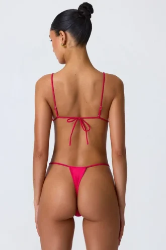 Top de bikini triangular con adornos de cadena South Beach en rosa frambuesa