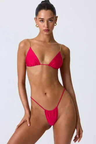 Top de bikini triangular con adornos de cadena South Beach en rosa frambuesa