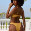 Braguitas de bikini hipster de ropa de baño arrugadas en color Marigold