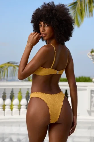 Braguitas de bikini hipster de ropa de baño arrugadas en color Marigold