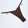Braguitas de bikini tanga con detalle Cebu Charm en color chocolate oscuro