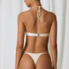 Braguitas de bikini tanga con doble tirante y detalle de perlas Mabe en blanco perla