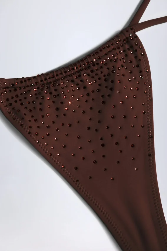 Braguitas de bikini tipo tanga con cordón y adornos Bali en marrón chocolate