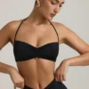 Bralette de jersey elástico con detalle de herrajes y cuello halter Jerika en negro