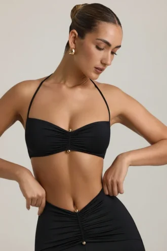 Bralette de jersey elástico con detalle de herrajes y cuello halter Jerika en negro