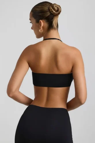 Bralette de jersey elástico con detalle de herrajes y cuello halter Jerika en negro