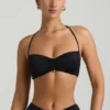 Bralette de jersey elástico con detalle de herrajes y cuello halter Jerika en negro