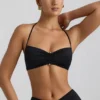Bralette de jersey elástico con detalle de herrajes y cuello halter Jerika en negro