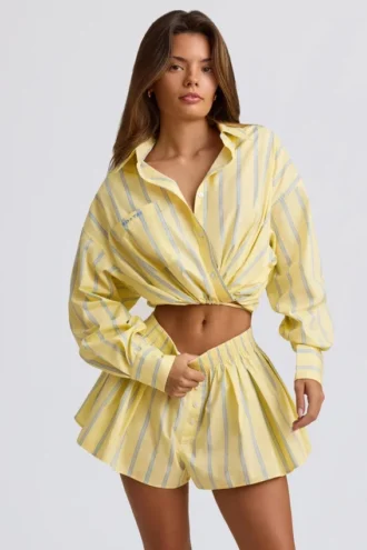 Camisa corta de popelín de algodón a rayas en varias posiciones con rayas amarillas