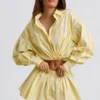 Camisa corta de popelín de algodón a rayas en varias posiciones con rayas amarillas