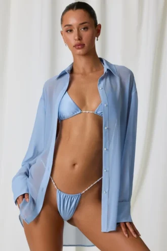 Camisa oversize con detalles de perlas de Hiva en azul cielo