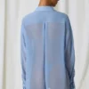 Camisa oversize con detalles de perlas de Hiva en azul cielo