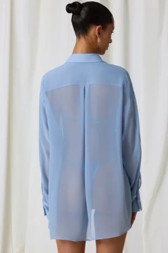 Camisa oversize con detalles de perlas de Hiva en azul cielo