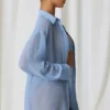 Camisa oversize con detalles de perlas de Hiva en azul cielo