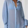 Camisa oversize con detalles de perlas de Hiva en azul cielo