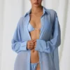Camisa oversize con detalles de perlas de Hiva en azul cielo