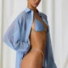 Camisa oversize con detalles de perlas de Hiva en azul cielo