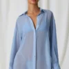 Camisa oversize con detalles de perlas de Hiva en azul cielo