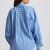 Camisa oversize de popelín de algodón a rayas en azul