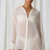 Camisa oversize Hiva con detalle de perlas en blanco perla