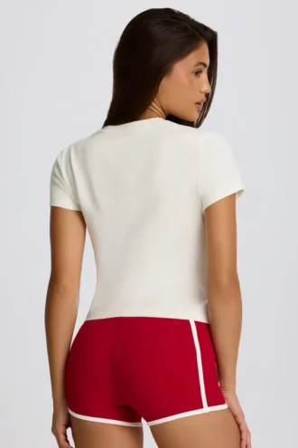 Camiseta corta con estampado en color marfil