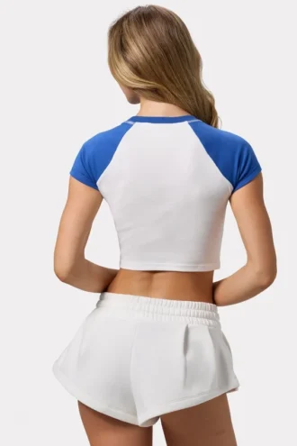Camiseta corta con estampado gráfico en blanco