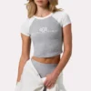 Camiseta corta con estampado gráfico en gris jaspeado