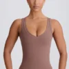 Camiseta sin mangas con cuello en V Soft Active en color moca