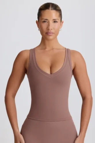 Camiseta sin mangas con cuello en V Soft Active en color moca